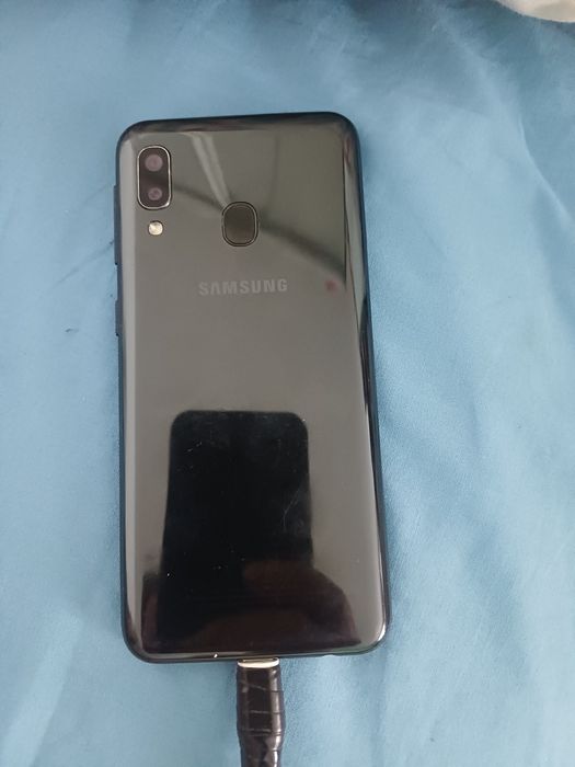 Samsung Galaxy A20e cu displayul  spart. Placa este buna
Displayul est