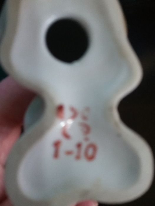 Продам фарфоровую статуэтку Щенок