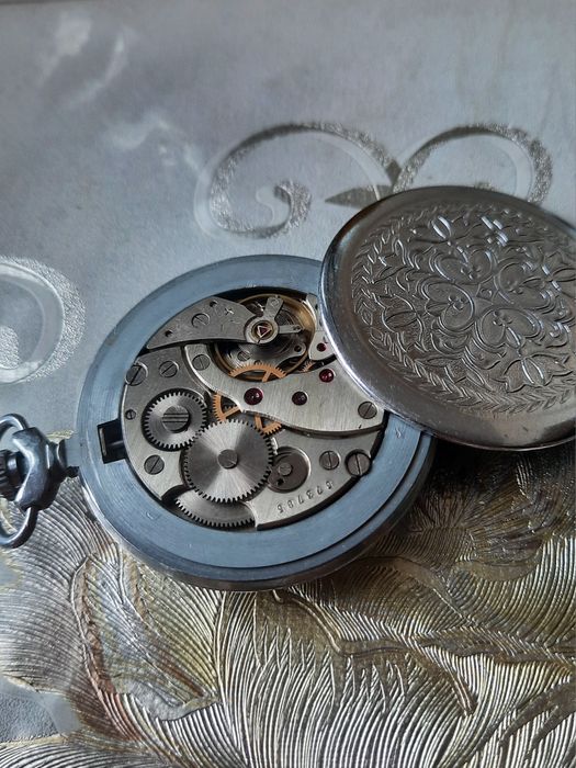 Продам часы карманные МОЛНИЯ