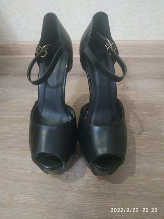 Продам босоножки женские