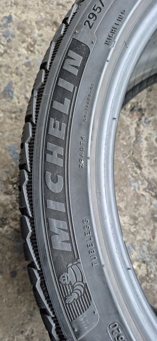2 anvelope iarna Michelin 295/35/20,dot 2020.Pretul este pe bucata.