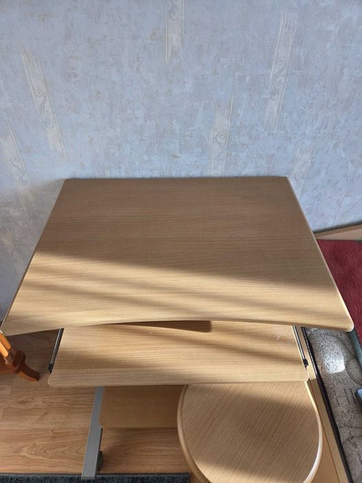 Помошна маса на колела ( тип бюро)!