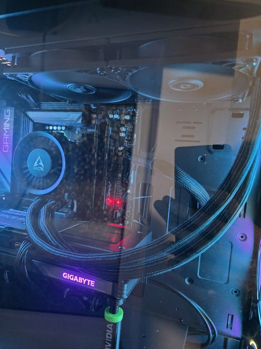 Vând Arctic liquid freezer II 240