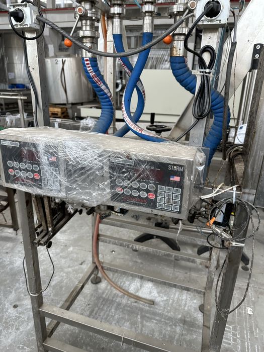 Линия за автоматично пълнене, затваряне на капак и поставяне на етикет