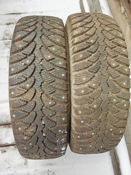Продам две зимние шины.