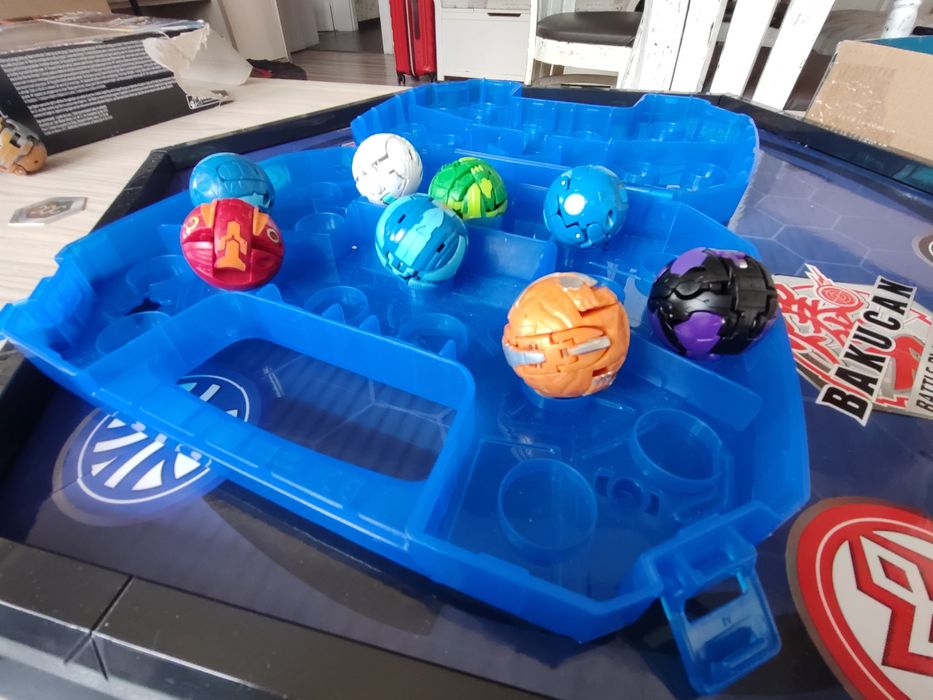Bakugan топчета, арена и куфарче