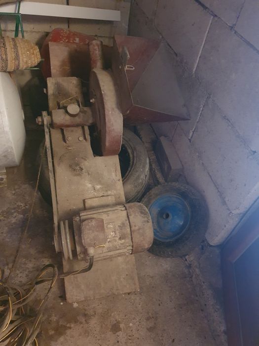 Moara de cereale cu motor