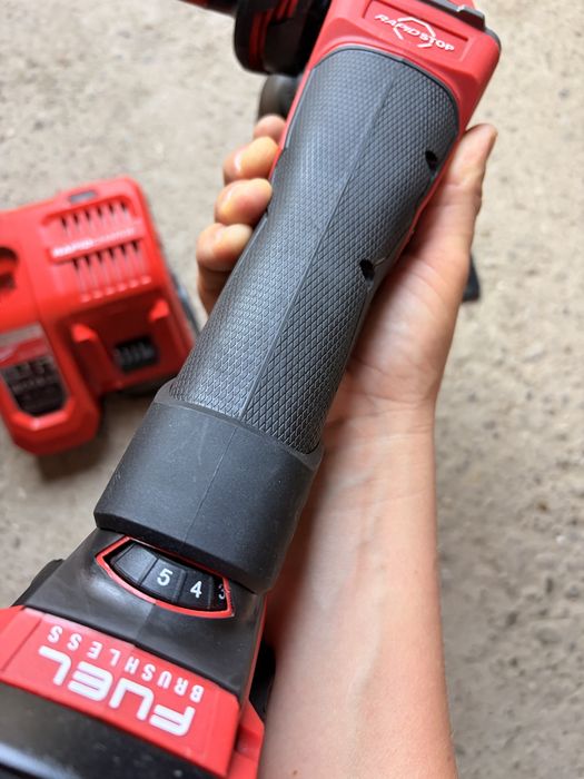 Flex Milwaukee M18 cu variator de turatie Fuel
