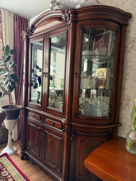 Сервант в отличном состояний