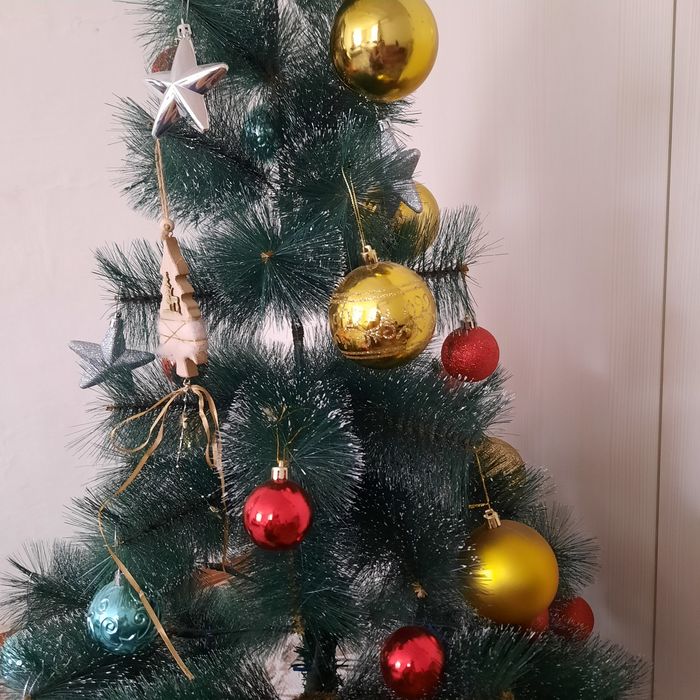 Продам елку вместе с игрушками, 120 см.