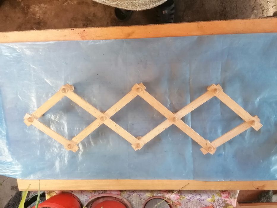 Cuier din lemn extensibil