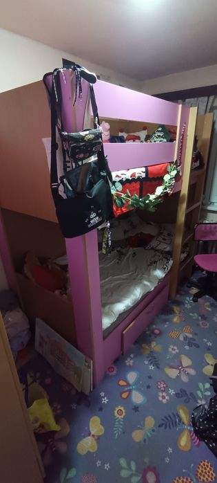 Vand pat etajat de fetițe