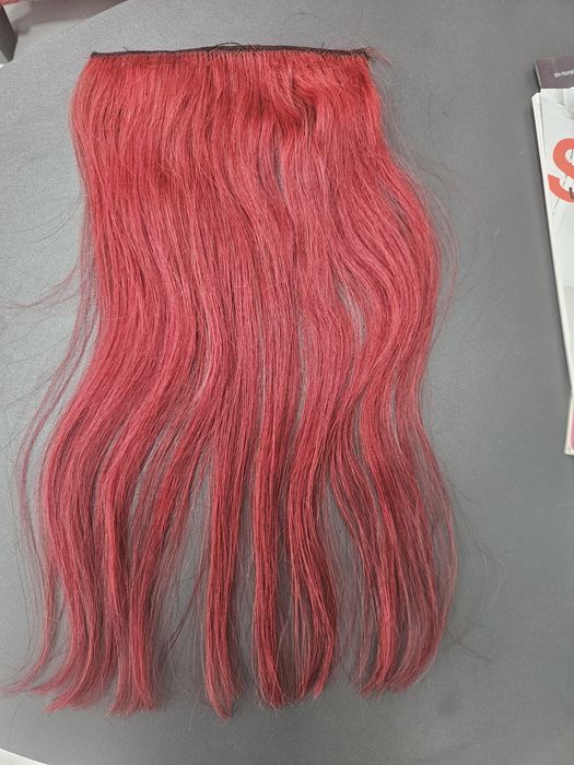 Треса за коса в ярко  червено