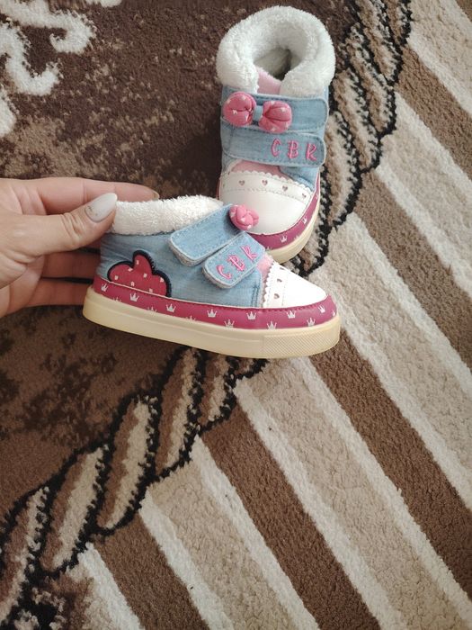 Продам детские кроссовки