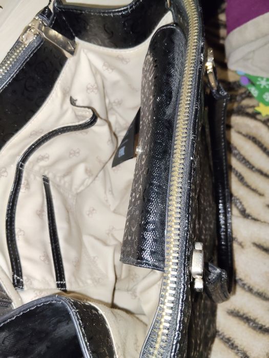 Оригинална чанта на Guess