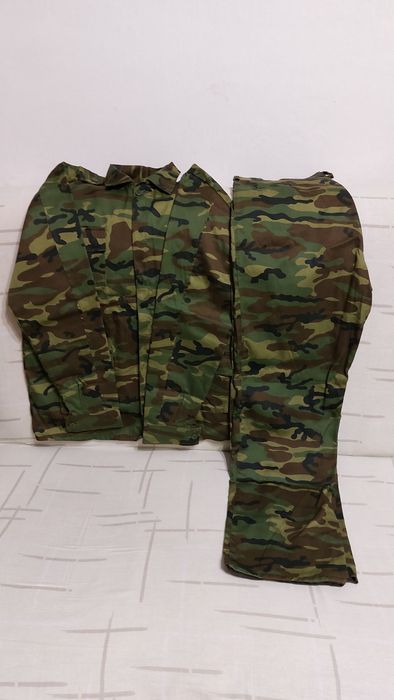 Два камуфляжных костюма.