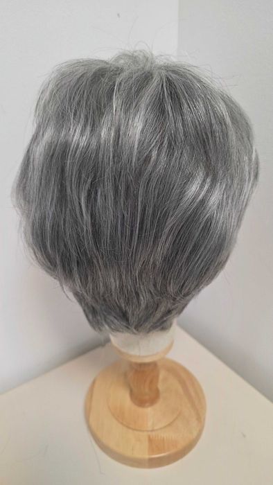 Perucă Haircube scurtă pixie gri argintiu – nouă cu etichetă