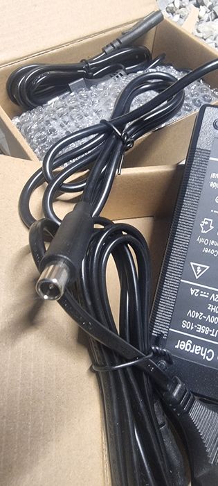 Incarcator trotineta bicicleta 42v 2a
10 elementi serie, litiu mufa rotunda 8 mm
