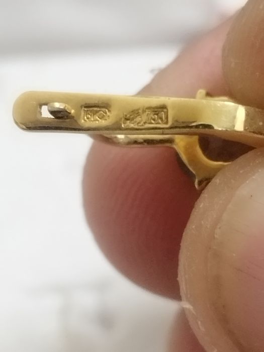 Продам комплект кольцо и серьги 750 проба.