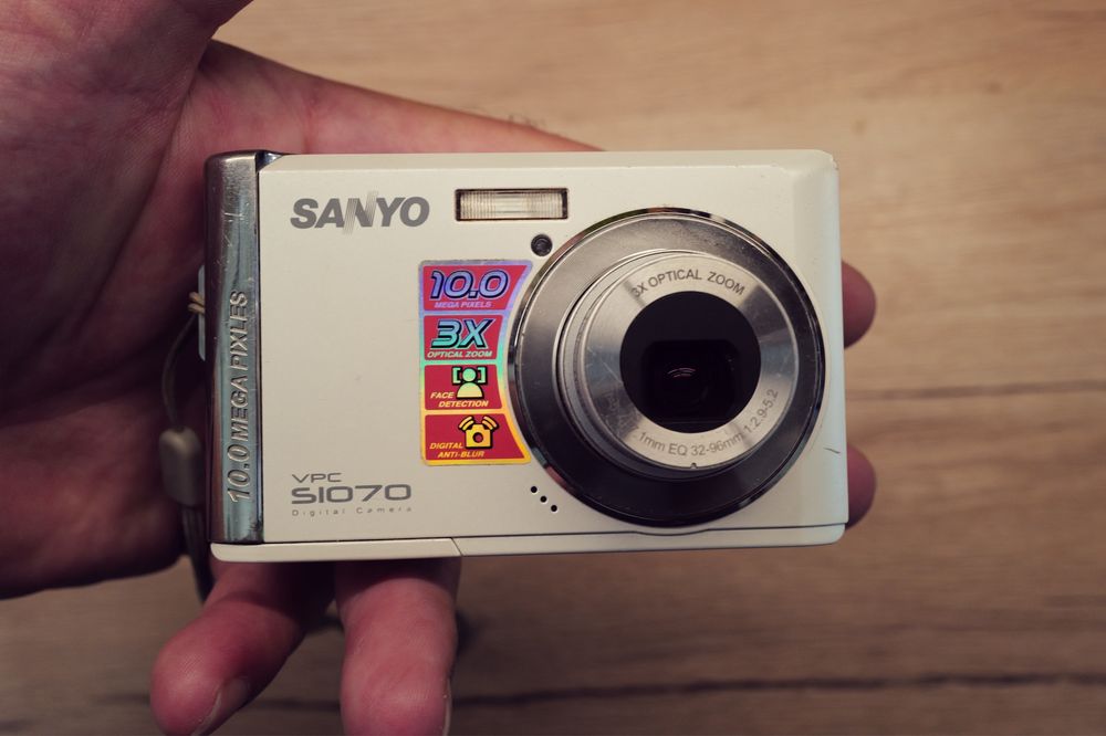 Aparat foto Sharp 10 megapixeli baterii AA card memorie instagram