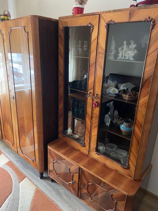 Set mobilier vechi complet – dulap, vitrină, comode, masă