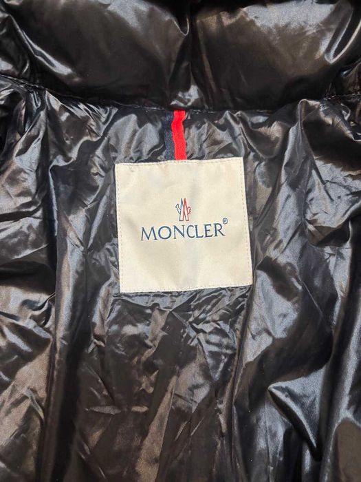 Продам детский пуховик Moncler
