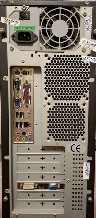 Настолен компютър и монитор