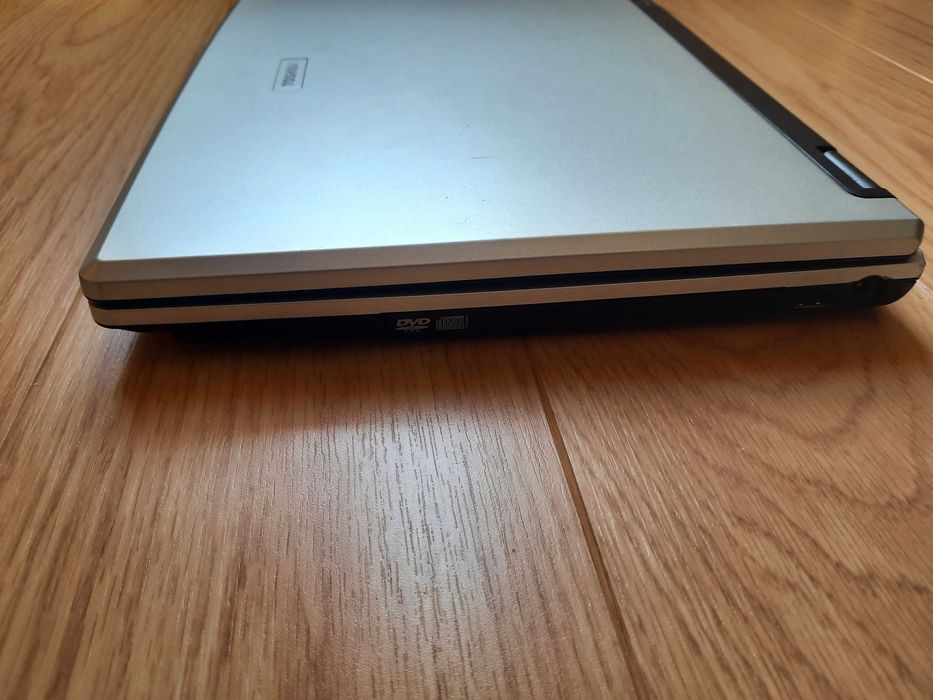 Продава се лаптоп Toshiba Tecra A2, 15", батерия е за смяна