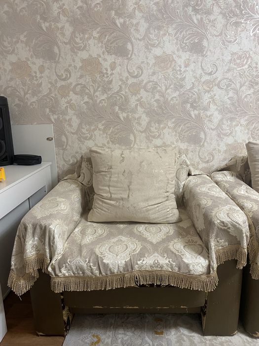 Диван в среднем состоянии