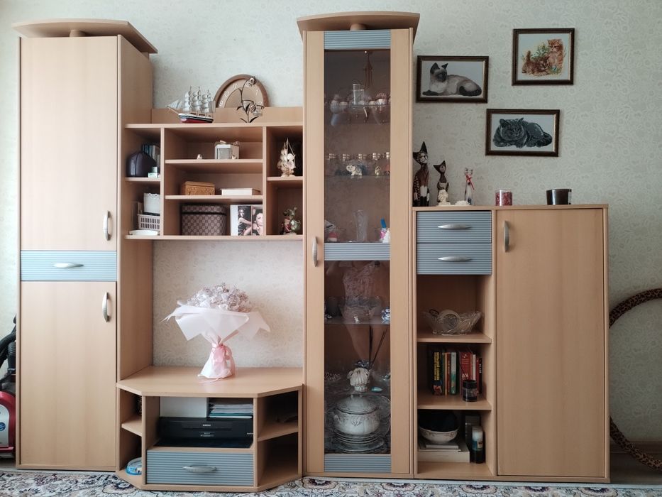 Продам шкаф-горку