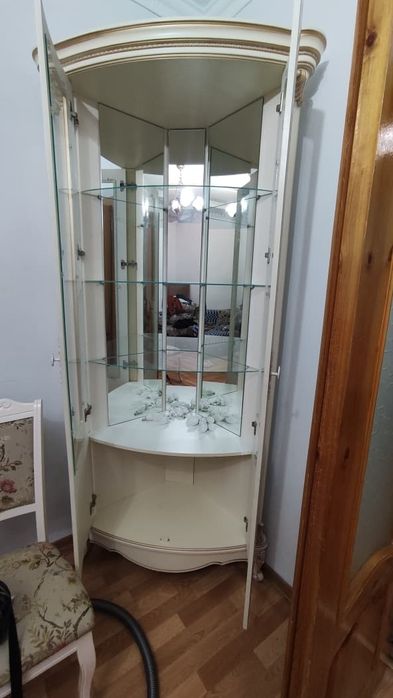 Продам угловые витрины для гостиной