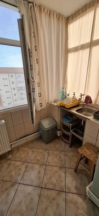 Vând apartament ..