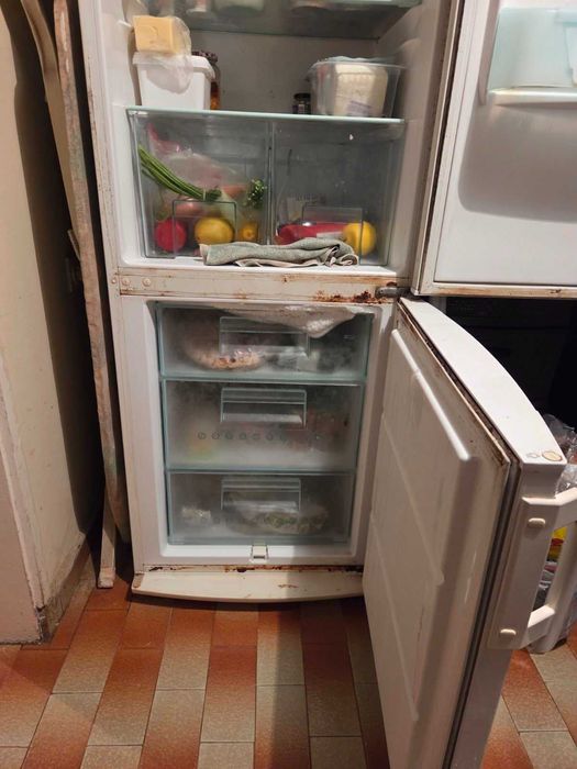 Подарявам работещ хладилник.