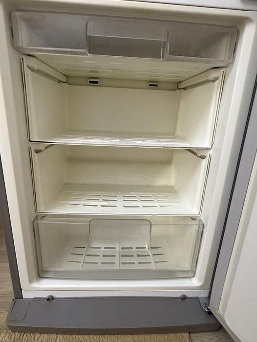Холодильник lg. Мұз қатырмайды