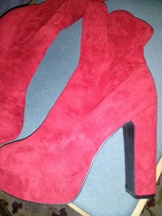 Червени кадифени боти, номер 40