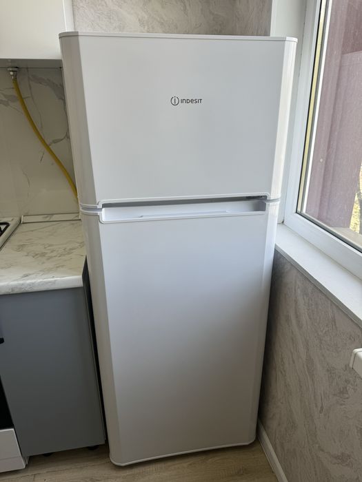 Продам новый холодильник Indesit