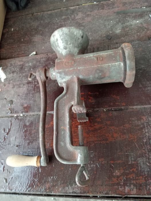 Vând mașina de tocat carne manuală și mac