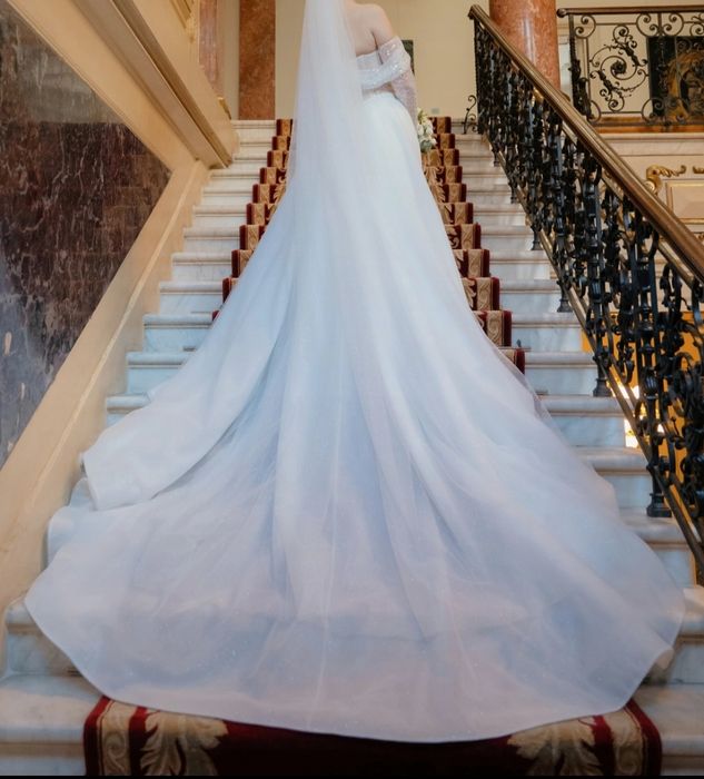 Rochie de mireasa alba, cu trena și mâneci detasabile