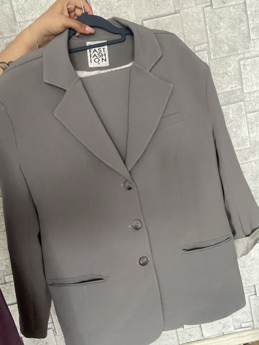 Продам костюмы классика