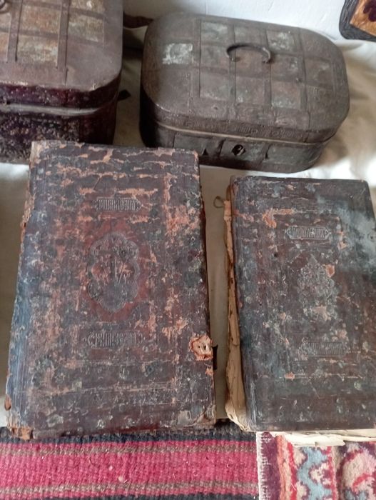 Qadimiy buyumlar va kitoblar hammasi optom sotiladi narxi kelishamiz