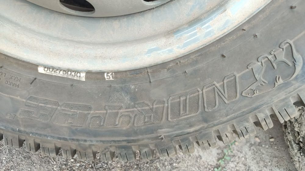 Продам резину с дисками на ниву