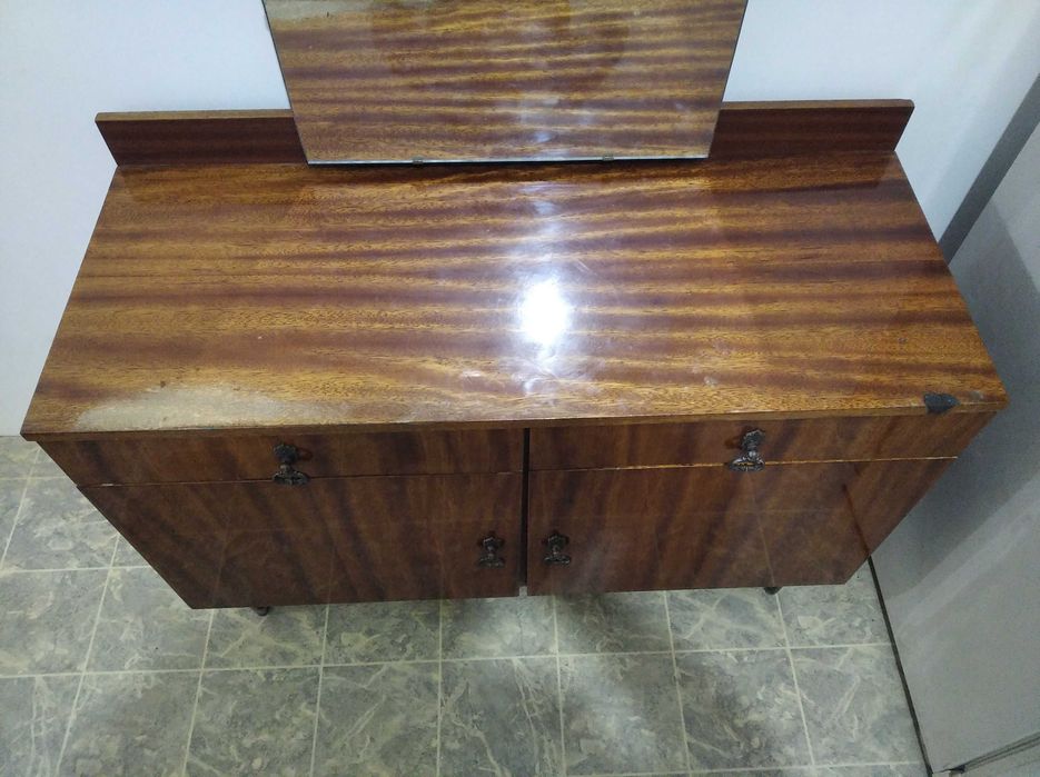 Трюмо с зеркалом. Тумба.