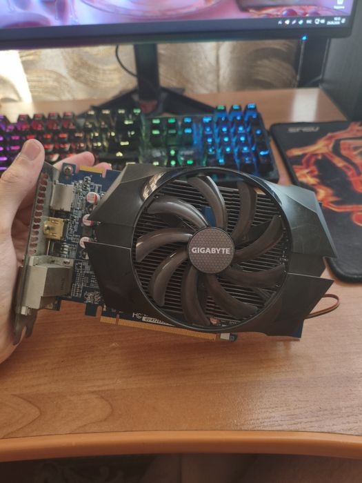 R7 260X 2GB (Gigabyte)