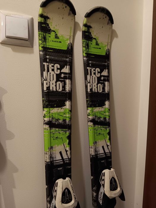 Ски, щеки, каска и обувки номер 38,