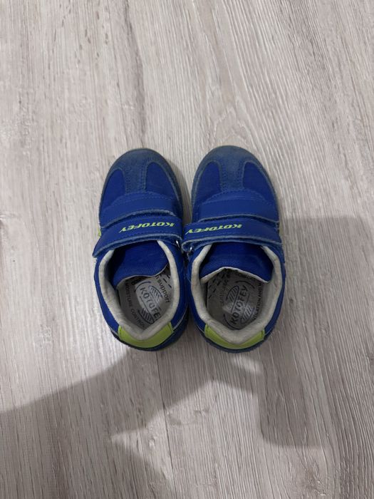 Детские кроссовки