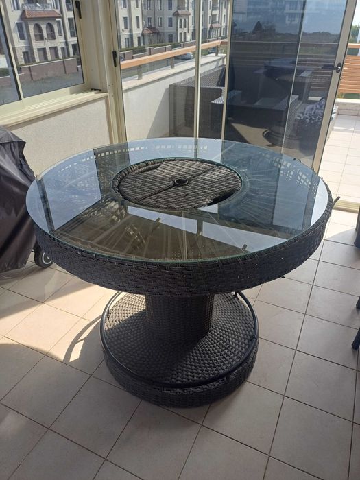 Продавам градински сет от маса и 6 бар стола от естествен ратан