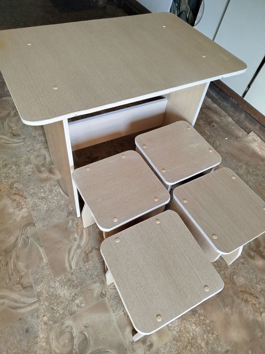 Стол и четыре стула