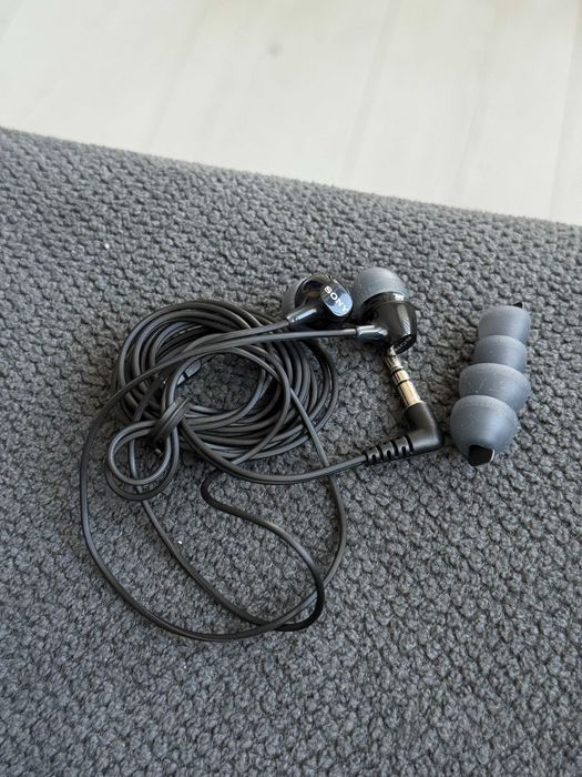 Чисто нови малки слушалки Sony