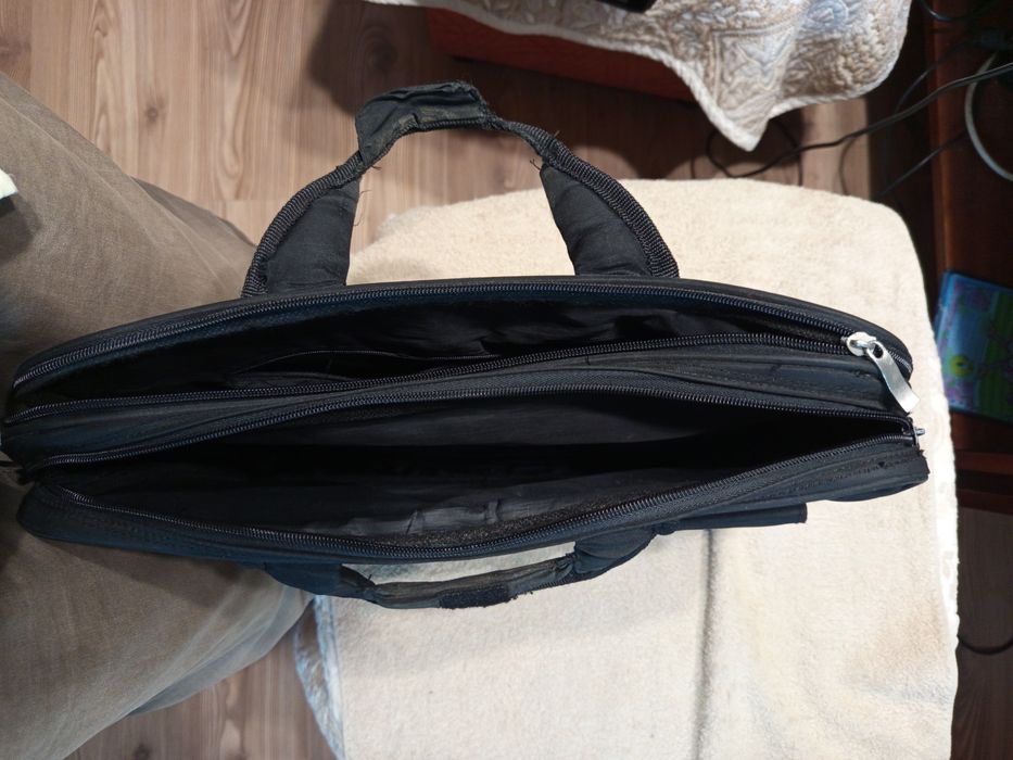 Продавам чанта за лаптоп
