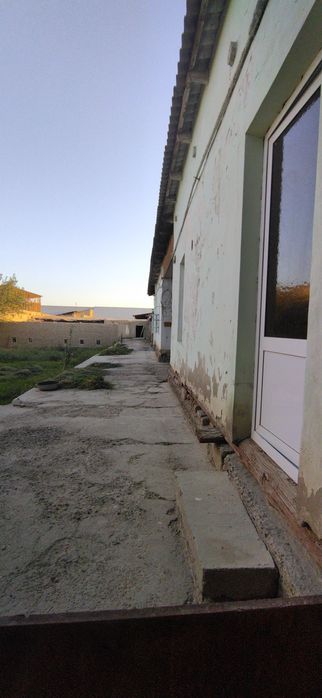 Uy tezda sotiladi biznes qilish uchun qulay joyda joylashgan